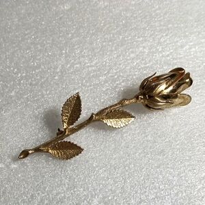 Elegant Gold Tone Rose Brooch.